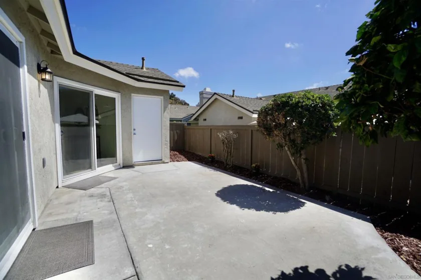 2877 Sanford Lane photo 23