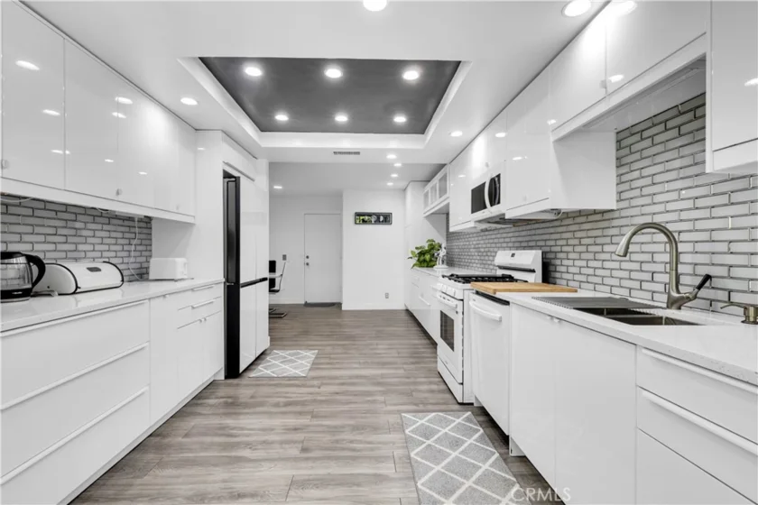 27408 Hyatt Court photo 4