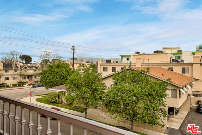11504 Moorpark Street #203 photo 1