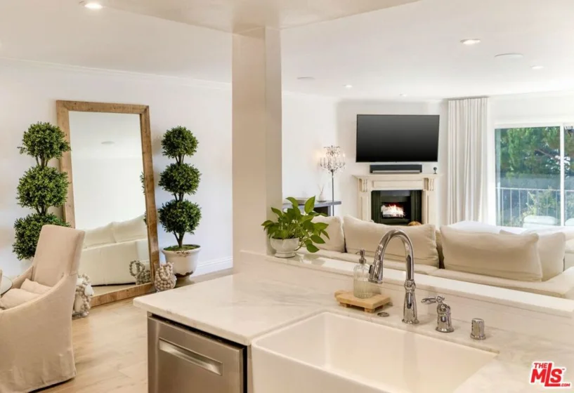 2385 Roscomare Road #D3 photo 18