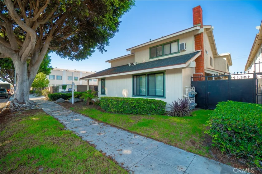 1045 E 3rd Street #4 photo 2