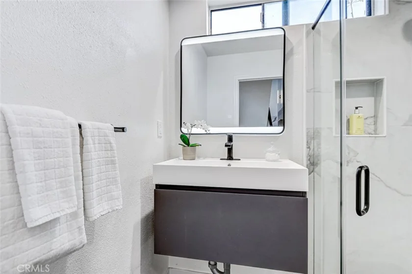 984 Granville photo 26