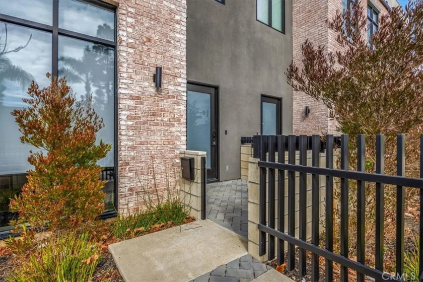 756 W 19th Street #B photo 1