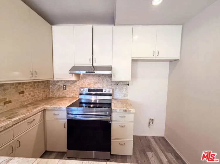 87 Pearl photo 8