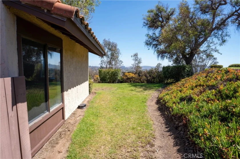 2055 Earl Glen photo 39