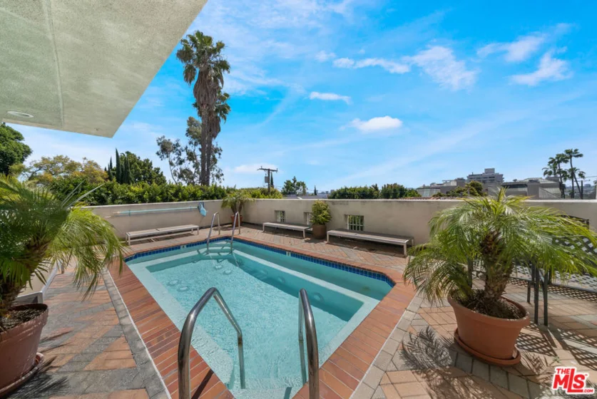 960 N Doheny Drive #301 photo 42