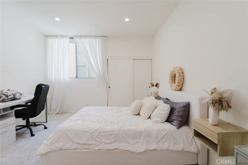 1305 N Columbus Avenue #204 photo 19