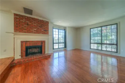 18100 Burbank #14 Photo