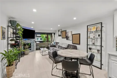 5515 Canoga #129 Photo