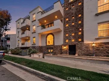 12407 Moorpark Street #104 Photo
