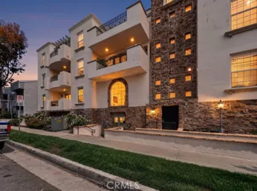12407 Moorpark Street #104 Photo