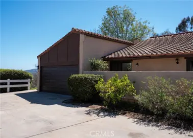 2055 Earl Glen Photo