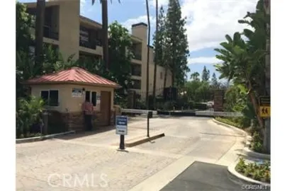 5545 Canoga Photo