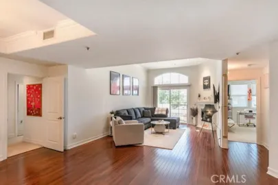 14242 Burbank #307 Photo