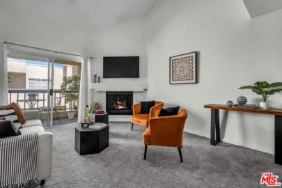 21520 Burbank Boulevard #313 Photo