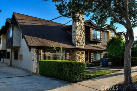 1524 Acacia Street Unit 3 Street listing photo