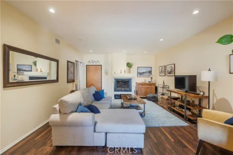 7211 Cozycroft #32 listing photo