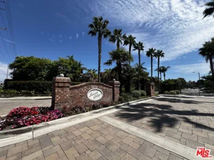 7825 Seaglen Drive listing photo