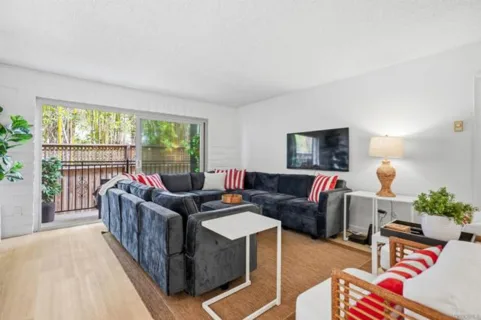 933 D Avenue listing photo