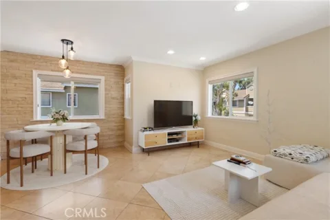 18 Laurel listing photo
