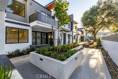 1649 N Lake Avenue #1 listing photo