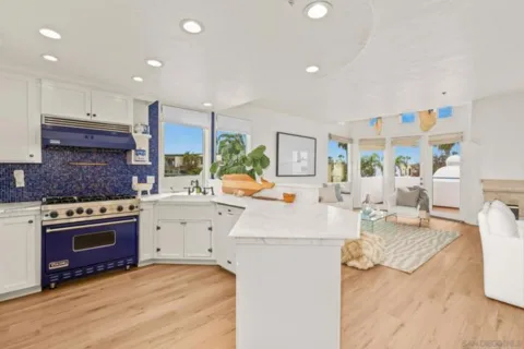 5437 La Jolla Boulevard listing photo