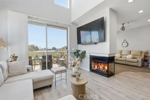 10790 Rose Avenue listing photo