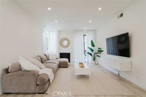 1305 N Columbus Avenue #204 listing photo