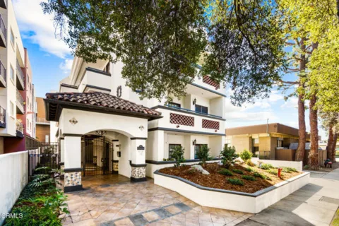 156 S Oak Knoll Avenue #305 listing photo