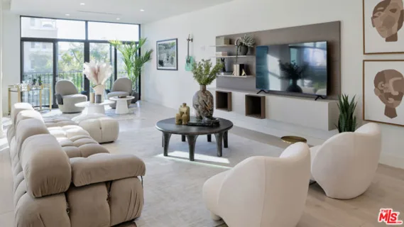 425 N Palm Drive #403 listing photo