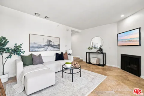 7320 Hawthorn Avenue #425 listing photo