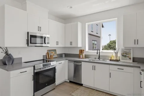 305 Ishaan listing photo
