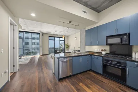527 10th Avenue #302 listing photo