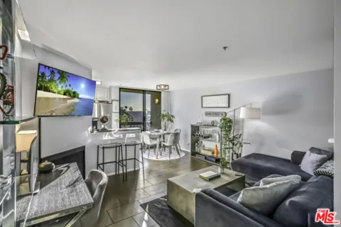 7320 Hawthorn Avenue #315 listing photo