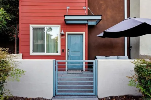325 Royal Gln #608 listing photo