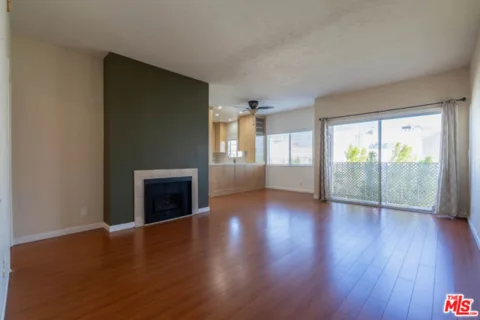 5135 Zelzah Avenue #305 listing photo