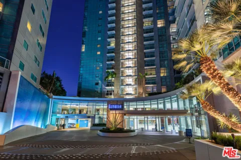 13700 Marina Pointe Drive #722 listing photo