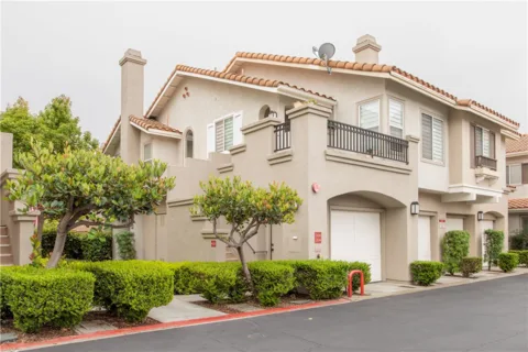 210 California Court listing photo
