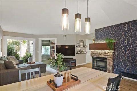 10 Glenoaks listing photo