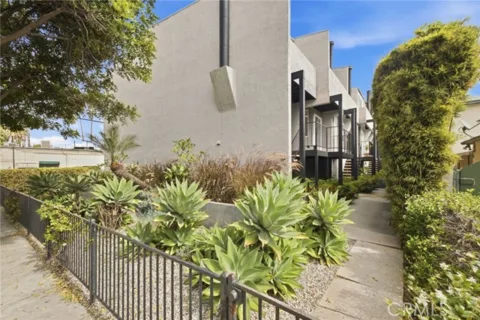 4018 Redwood Avenue #B listing photo