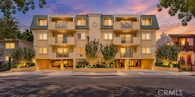 637 N West Knoll #204 listing photo