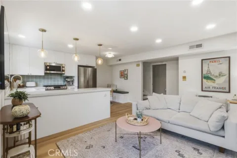 2147 N Beachwood #4 listing photo