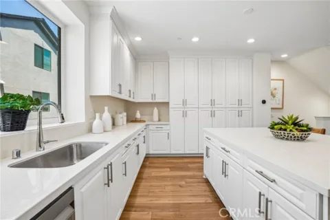 5876 Linden Ave Avenue #6 listing photo