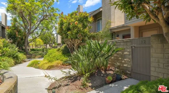 32 Village Parkway listing photo