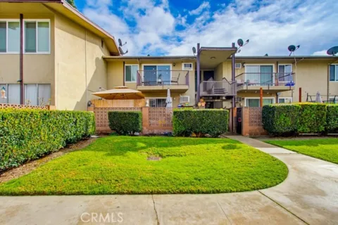 1860 W Glenoaks #L listing photo
