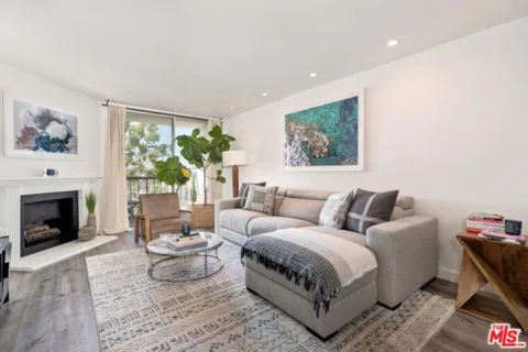 8530 Holloway Drive #422 listing photo