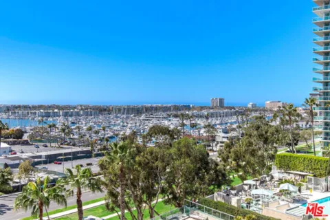 13600 Marina Pointe Drive #812 listing photo