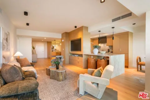 13600 Marina Pointe Drive #604 listing photo