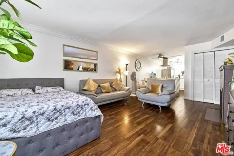 7045 Woodley Avenue #110 listing photo