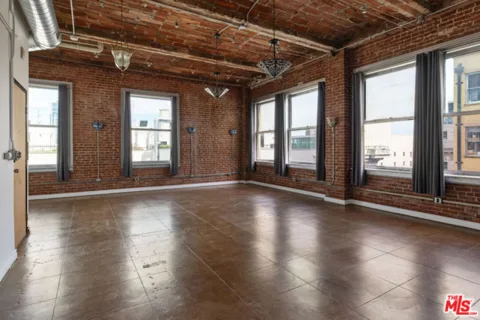 215 W 7th Street #1302 listing photo